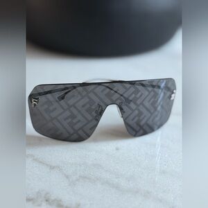 Sunglasses FENDI
FE4121US 02A 00-0, black, unisex.